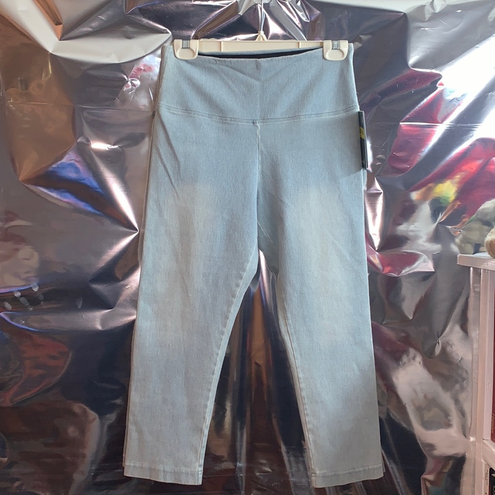 LYSSE stretch capri, medium size (8-10) ,light blue